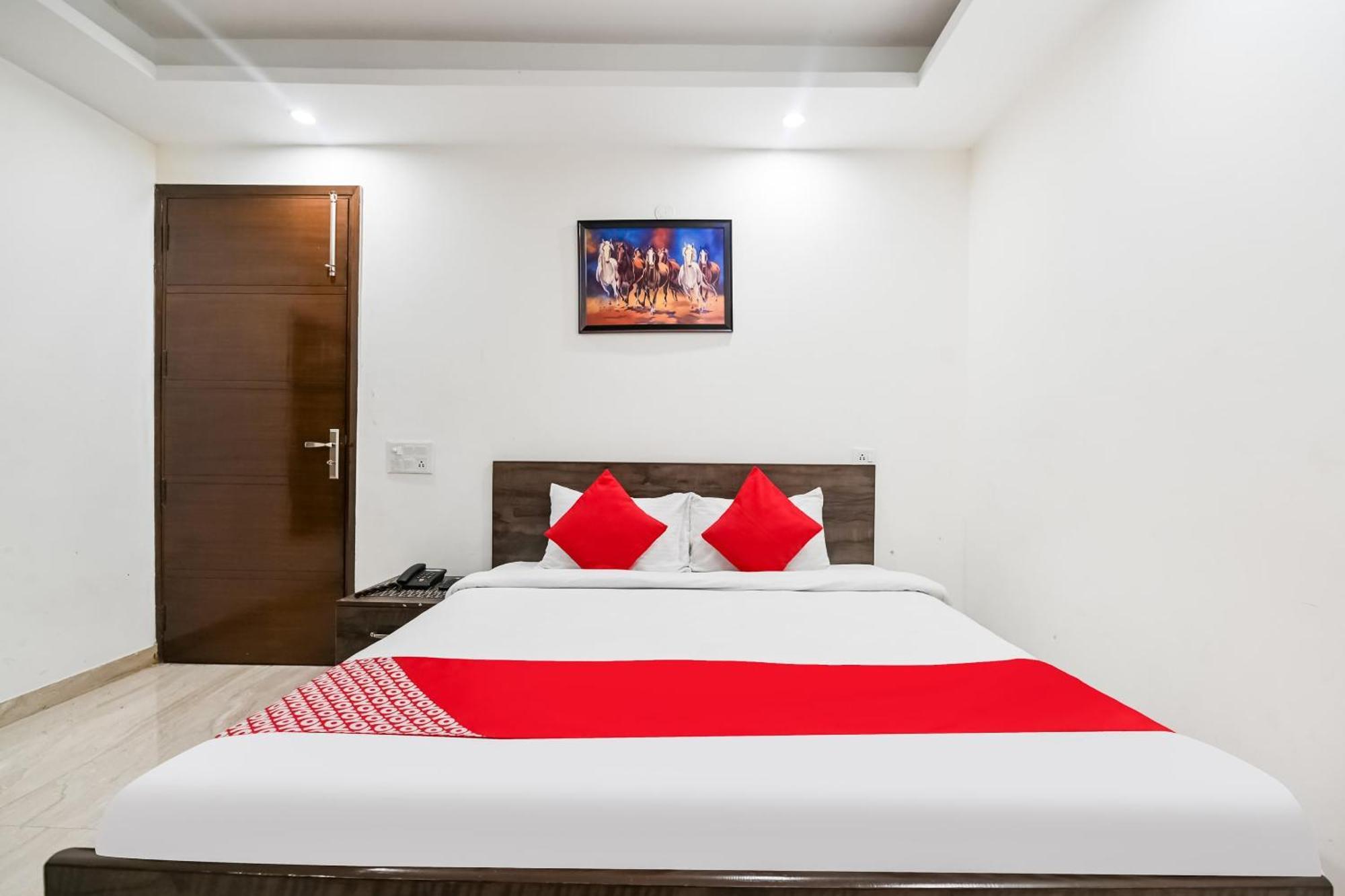 Hotel O Premium Rooms Chhatarpur ニューデリー エクステリア 写真